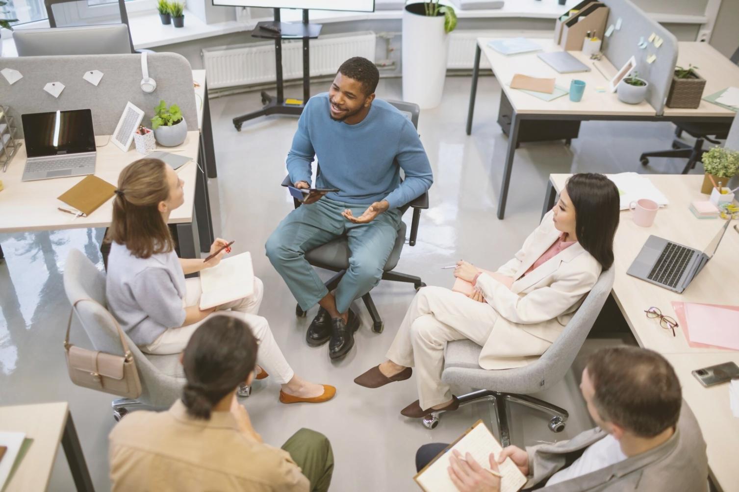 Financial data visualization and progress measurement techniques